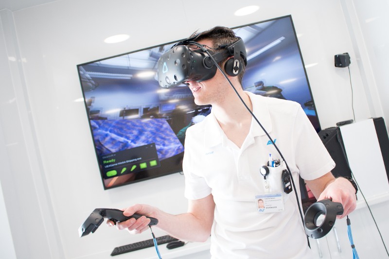 Ein Arzt trainiert mit einer Virtual Reality-Brille.